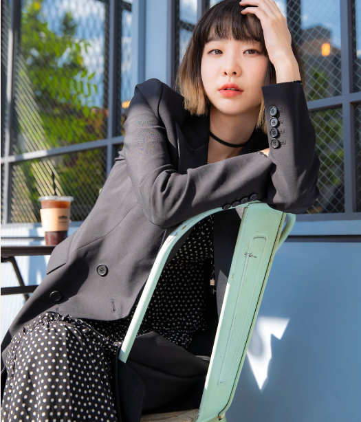 Tuy nhiên, cô cũng gây ấn tượng mạnh với tính cách dám nghĩ dám làm và hết lòng vì tình yêu với Park Sae Ro Yi (Park Seo Joon). ẢNH: ANDU ENTERTAINMENT Tuy nhiên, cô cũng gây ấn tượng mạnh với tính cách dám nghĩ dám làm và hết lòng vì tình yêu với Park Sae Ro Yi (Park Seo Joon). ẢNH: ANDU ENTERTAINMENT