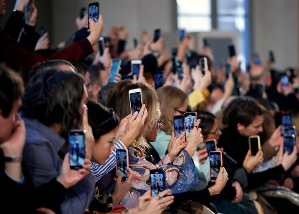 Khách mời ngồi sát nhau trong một buổi diễn thời trang ở Milan, Ý, ngày 22-2 - Ảnh: REUTERS