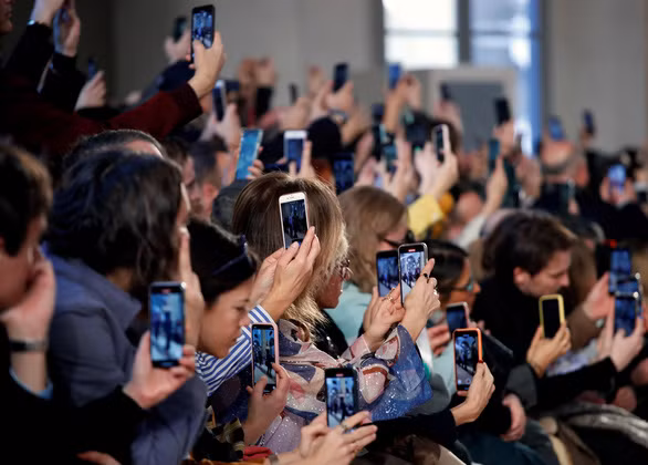 Khách mời ngồi sát nhau trong một buổi diễn thời trang ở Milan, Ý, ngày 22-2 - Ảnh: REUTERS