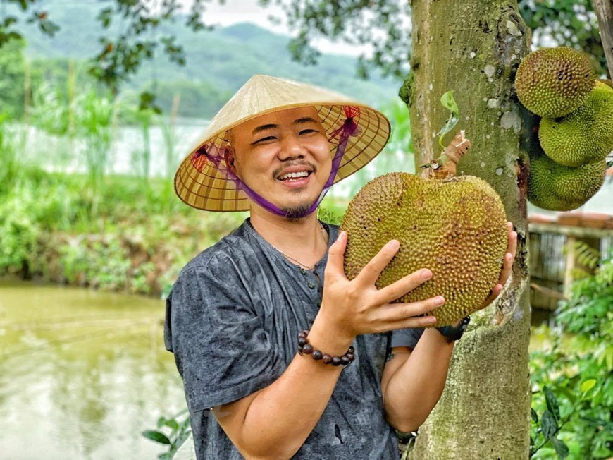 Hái mít chín cây xuống và ăn luôn tại chỗ, còn gì thích thú hơn với người dân thành phố. (Ảnh: Xuân Mai/Vietnam+) Hái mít chín cây xuống và ăn luôn tại chỗ, còn gì thích thú hơn với người dân thành phố. (Ảnh: Xuân Mai/Vietnam+)