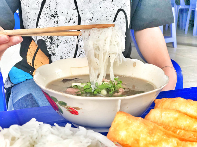 Bún ăn kèm cháo là món phổ biến ở An Giang./ Henry Dương