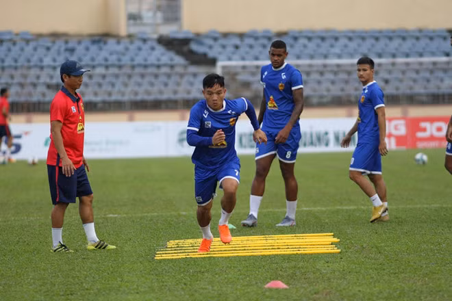 Đinh Thanh Trung tập luyện tích cực để đánh bại TP.HCM/ Tuân Nguyễn