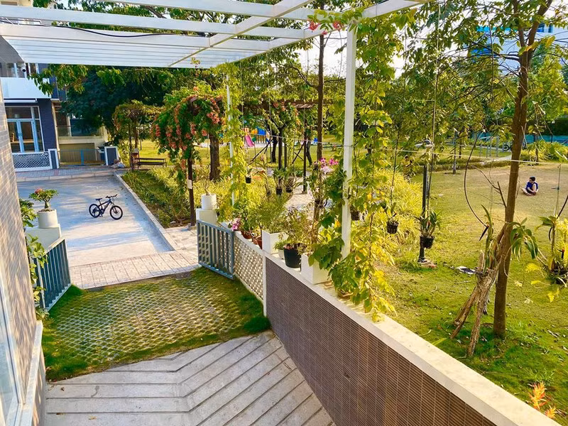 Được biết, căn biệt thự rộng 200 m2, gồm 5 phòng ngủ, hồ bơi và sân vườn.