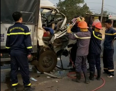 Lực lượng cứu hộ cứu nạn phải cắt cửa để đưa thi thể nạn nhân ra ngoài - Ảnh: C.T.V Lực lượng cứu hộ cứu nạn phải cắt cửa để đưa thi thể nạn nhân ra ngoài - Ảnh: C.T.V