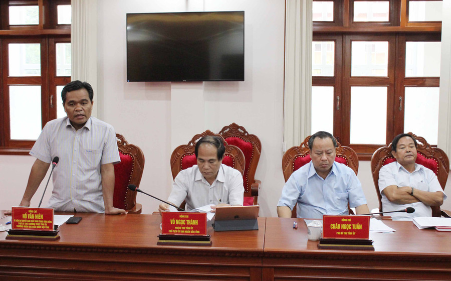 Phó Bí thư Thường trực Tỉnh ủy Hồ Văn Niên đề nghị Ban Chỉ đạo tỉnh tiếp tục chú trọng, đẩy mạnh tuyên truyền phòng, chống dịch Covid-19. Ảnh: Như Nguyện