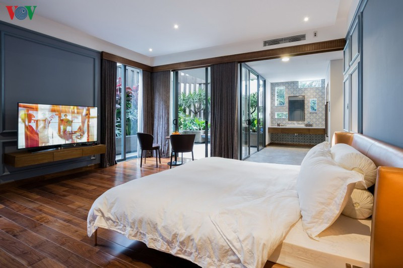 Phòng ngủ chính liền phòng vệ sinh rộng rãi. Vách kính lớn làm mở rộng không gian và tầm nhìn.