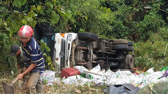 Hiện trường vụ tai nạn xe tải rơi xuống vực sâu ở đèo Bảo Lộc.