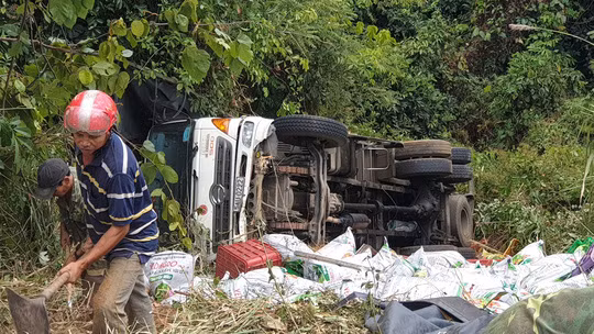 Hiện trường vụ tai nạn xe tải rơi xuống vực sâu ở đèo Bảo Lộc.