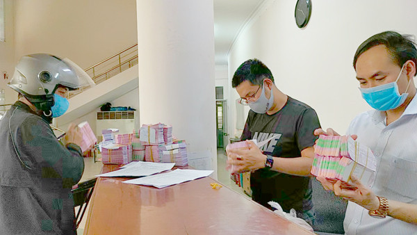 Công ty TNHH Xổ số kiến thiết Gia Lai thu hồi vé cuối ngày 30-3. Ảnh: S.C