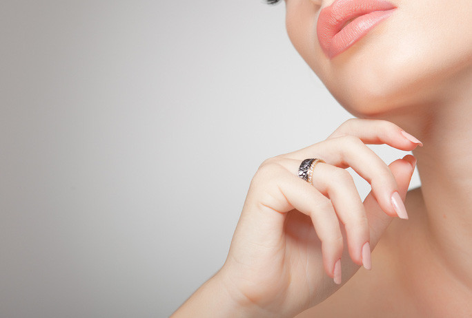 Móng tay dài, nhẫn kiểu hay đồng hồ có thể trở nên có hại trong mùa Covid-19