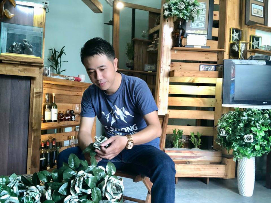 Anh Nam đang chuẩn bị sản phẩm để giao cho khách. Ảnh: Q.D Anh Nam đang chuẩn bị sản phẩm để giao cho khách. Ảnh: Q.D