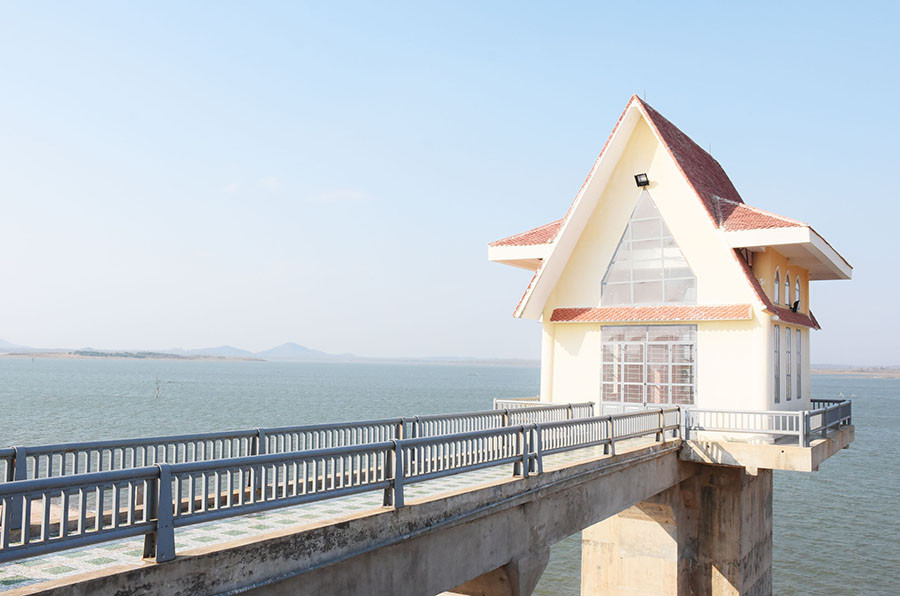 Công trình hồ chứa nước Ia Mơr đã hoàn thành trong khi hệ thống kênh chính và vùng tưới chưa có khiến công trình không phát huy hiệu quả. Ảnh: M.N 