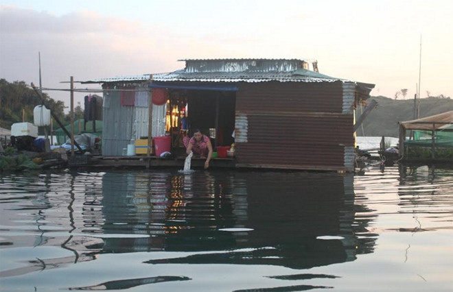 Sinh hoạt của cư dân làng chài đều diễn ra trên mặt nước.