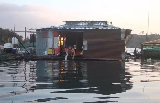 Sinh hoạt của cư dân làng chài đều diễn ra trên mặt nước.