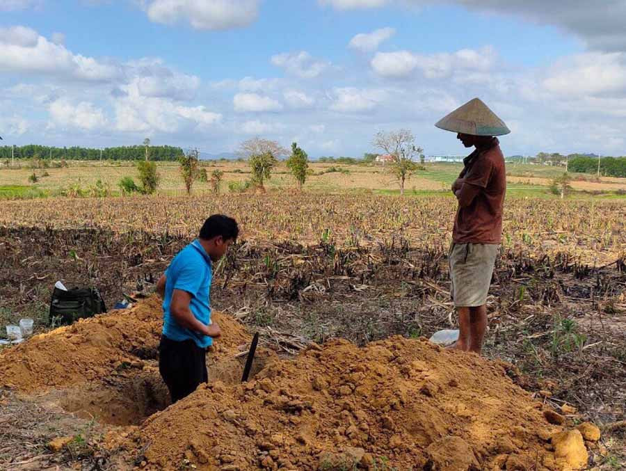 Cán bộ Viện Quy hoạch và Thiết kế Nông nghiệp (Bộ Nông và Phát triển nông thôn) đào, lấy mẫu đất kiểm tra. Ảnh: Ngọc Minh Cán bộ Viện Quy hoạch và Thiết kế Nông nghiệp (Bộ Nông và Phát triển nông thôn) đào, lấy mẫu đất kiểm tra. Ảnh: Ngọc Minh