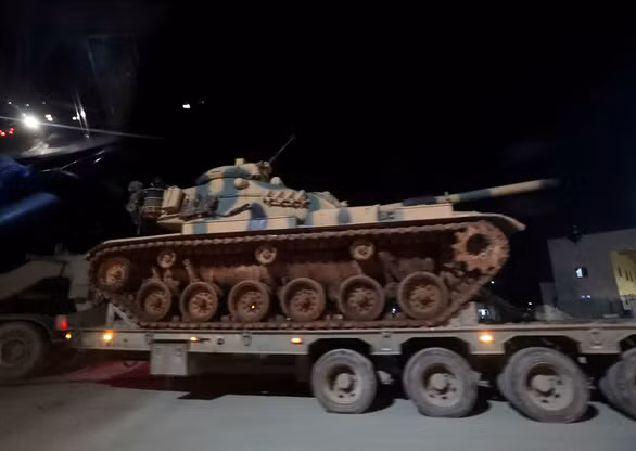  Xe tăng Thổ Nhĩ Kỳ được chuyển tới tỉnh Idlib của Syria - Ảnh: REUTERS
