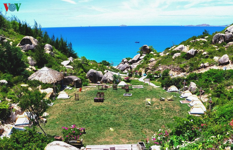 Bình Định đa dạng các khu nghỉ dưỡng từ bình dân đến resort cao cấp vươn ra tận biển. Tùy sở thích và điều kiện, sẽ có nhiều hoạt động tắm biển, lặn ngắm san hô, thăm làng chài, thưởng thức hải sản,... để bạn lựa chọn.