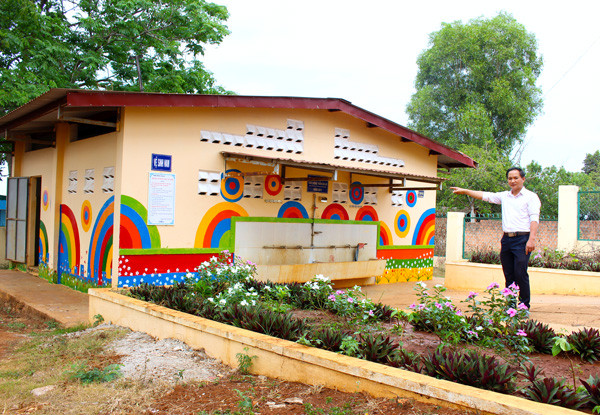 Nhà vệ sinh của Trường Tiểu học và THCS Lê Văn Tám (xã Trà Đa, TP. Pleiku) được trang trí rất sinh động và đẹp mắt. Ảnh: M.T
