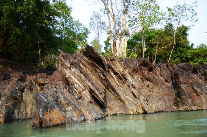 Ghềnh đá sắc cạnh ven bờ ...