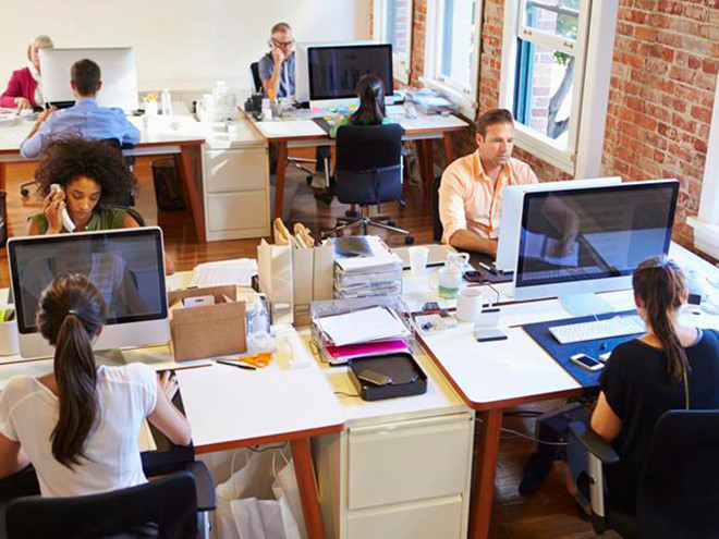 Tay nắm cửa, bàn phím, nút bấm thang máy, nhà vệ sinh, điện thoại, lò vi sóng, thiết bị văn phòng... là những nơi dễ bị lây nhiễm vi trùng nhất ở công sở/ Ảnh minh họa: Shutterstock