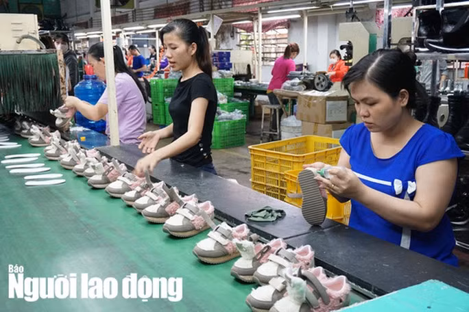 Trường hợp NLĐ không thể nhận lương trực tiếp thì người sử dụng lao động có thể trả lương cho người được người lao động ủy quyền hợp pháp