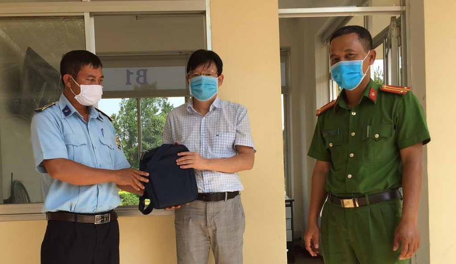 Công an Thị trấn Ia Ly và Bảo vệ Công ty Thủy điện Ia Ly trả lại tài sản cho anh Lê Anh Tú. Ảnh: Đông Phong