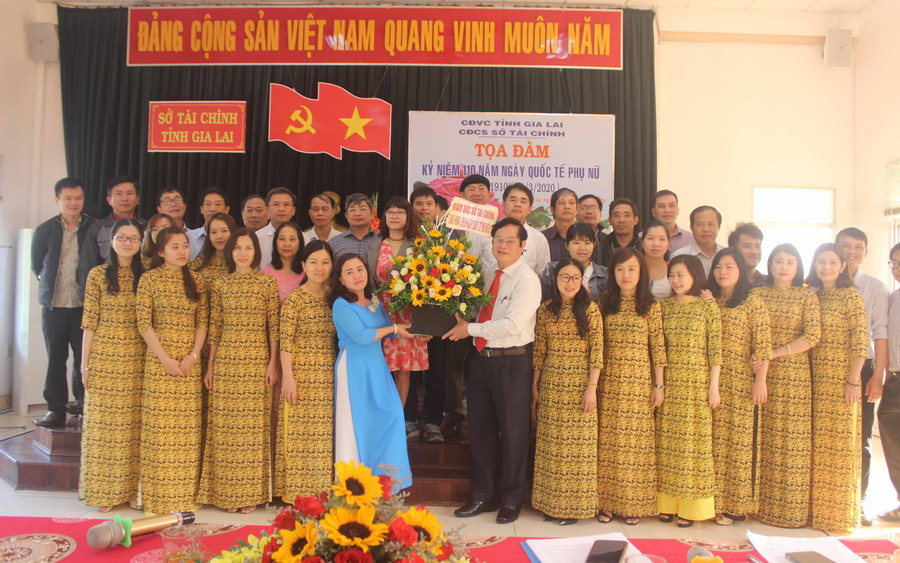 Lãnh đạo sở Tài chính tặng hoa chúc mừng Ảnh: Sơn Ca Ảnh: Sơn Ca