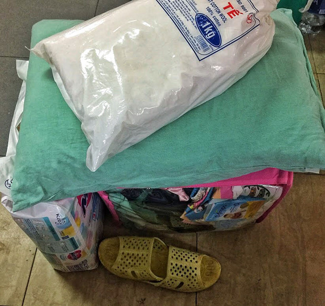 Chuẩn bị kỹ từ sữa, bông gòn, bỉm tã, quần áo, dép để sẵn sàng cho cuộc sinh nở. Ảnh: Trung Du