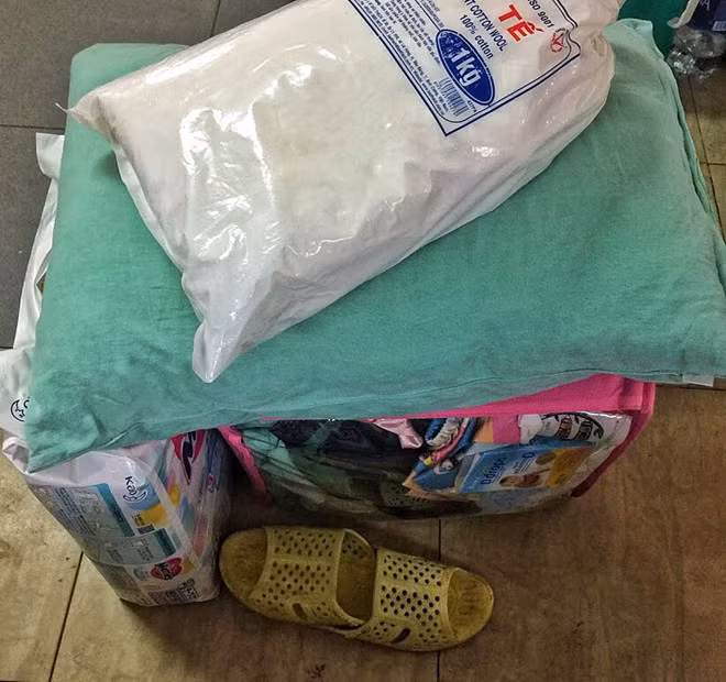 Chuẩn bị kỹ từ sữa, bông gòn, bỉm tã, quần áo, dép để sẵn sàng cho cuộc sinh nở. Ảnh: Trung Du