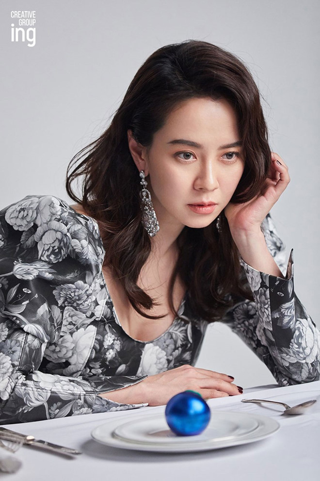 Song Ji Hyo luôn được biết đến là một nữ diễn viên thích sự đơn giản, không cầu kỳ, Chính vì thế bộ ảnh lần này đã gây bất ngờ cho khán giả khi cô khoác lên mình những bộ trang phục có phần rườm rà cùng loạt trang sức ấn tượng như hoa tai to bản, băng đô ngọc trai.