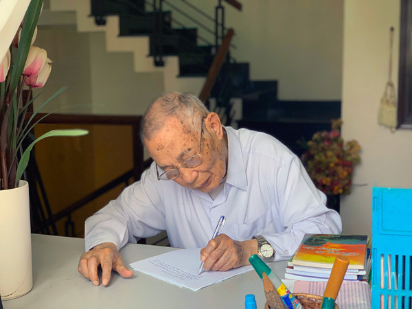 Hàng ngày, ông Ngô Thành-nguyên Phó Bí thư Tỉnh ủy vẫn miệt mài với việc viết lách. Ảnh: PHƯƠNG VI