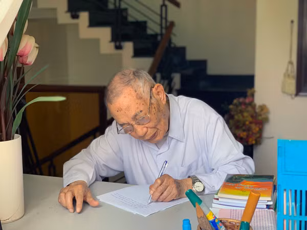 Hàng ngày, ông Ngô Thành-nguyên Phó Bí thư Tỉnh ủy vẫn miệt mài với việc viết lách. Ảnh: PHƯƠNG VI