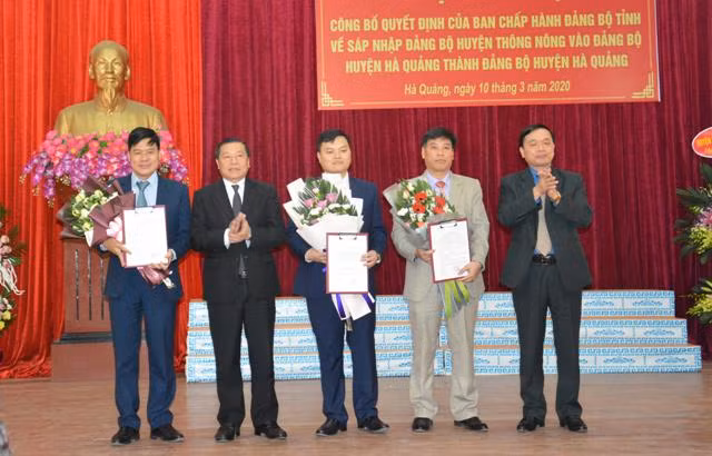 Đồng chí Lại Xuân Môn, Bí thư Tỉnh ủy Cao Bằng và đồng chí Triệu Đình Lê, Phó Bí thư Tỉnh ủy tặng hoa chúc mừng các đồng chí được bổ nhiệm chức vụ mới