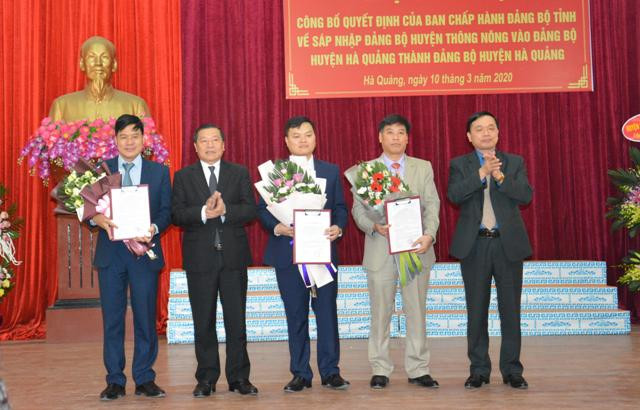 Đồng chí Lại Xuân Môn, Bí thư Tỉnh ủy Cao Bằng và đồng chí Triệu Đình Lê, Phó Bí thư Tỉnh ủy tặng hoa chúc mừng các đồng chí được bổ nhiệm chức vụ mới