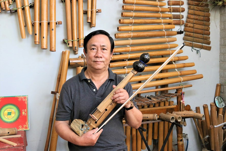 Ông Nguyễn Trường bên cây đàn violin làm bằng tre hay còn gọi là Viokram. Ảnh: Bảo Trung Ông Nguyễn Trường bên cây đàn violin làm bằng tre hay còn gọi là Viokram. Ảnh: Bảo Trung