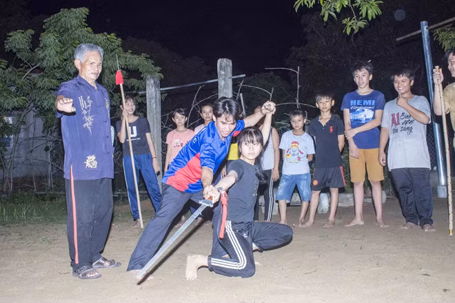 Võ sư Mười Hoàng cùng đệ tử dạy võ cho các em học sinh