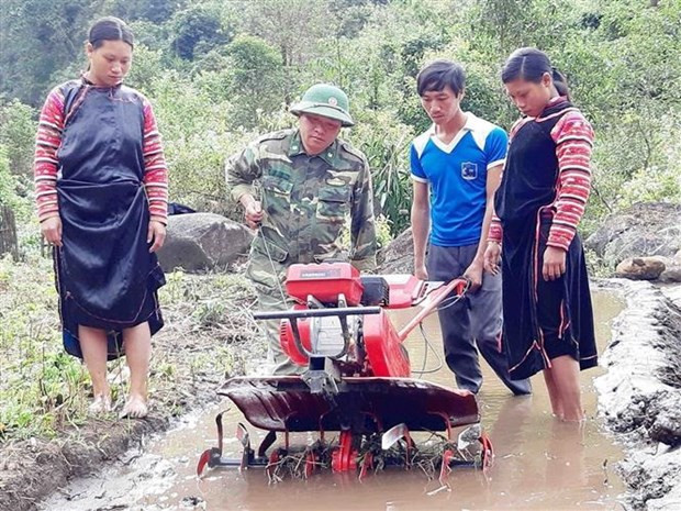 Bộ đội biên phòng Lai Châu hướng dẫn đồng bào dân tộc sử dụng máy cày làm đất để trồng lúa nước. (Ảnh: Công Tuyên/TTXVN) Bộ đội biên phòng Lai Châu hướng dẫn đồng bào dân tộc sử dụng máy cày làm đất để trồng lúa nước. (Ảnh: Công Tuyên/TTXVN)