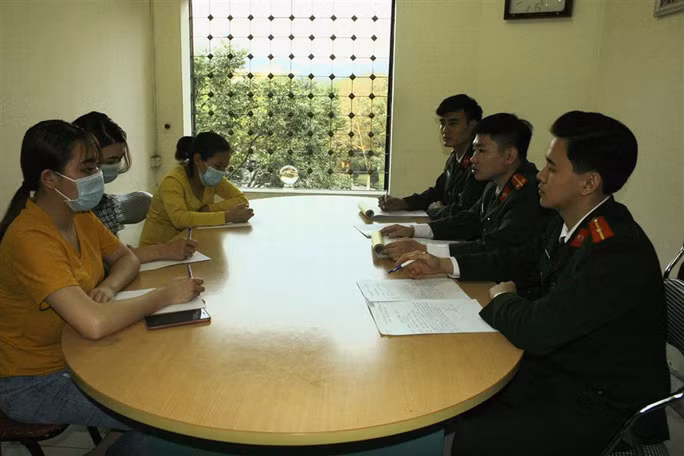 Những người đăng tin sai sự thật làm việc tại cơ quan chức năng - Ảnh: Công an tỉnh Lào Cai Những người đăng tin sai sự thật làm việc tại cơ quan chức năng - Ảnh: Công an tỉnh Lào Cai