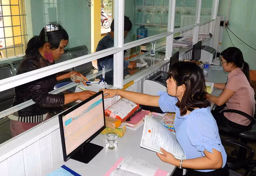 Công chức xã Hà Bầu giải quyết thủ tục hành chính cho người dân. Ảnh: T.N