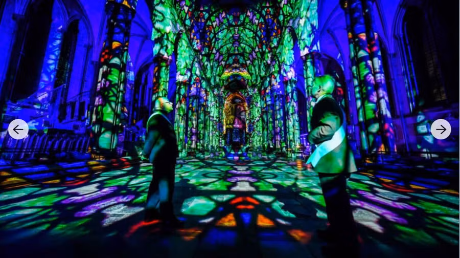 Nhà thờ Salisbury ở Anh lung linh sắc màu trong sự kiện nghệ thuật sắp đặt ánh sáng và âm thanh mang tên “Sarum Lights” để đánh dấu kỷ niệm 800 năm nhà thờ vào năm 2020. Ảnh: PA/Getty.