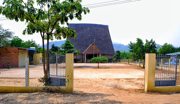 Hàng rào, cổng sắt bao quanh nhà rông làng Kon Sơ Lal. Ảnh: H.N