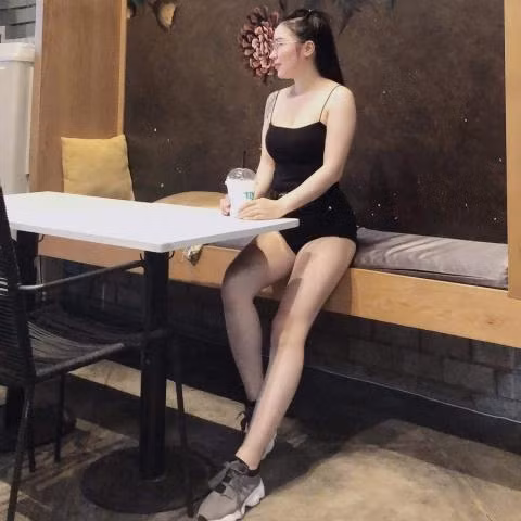 Làn da trắng, vóc dáng xinh đẹp là những gì nổi bật ở hot girl này.