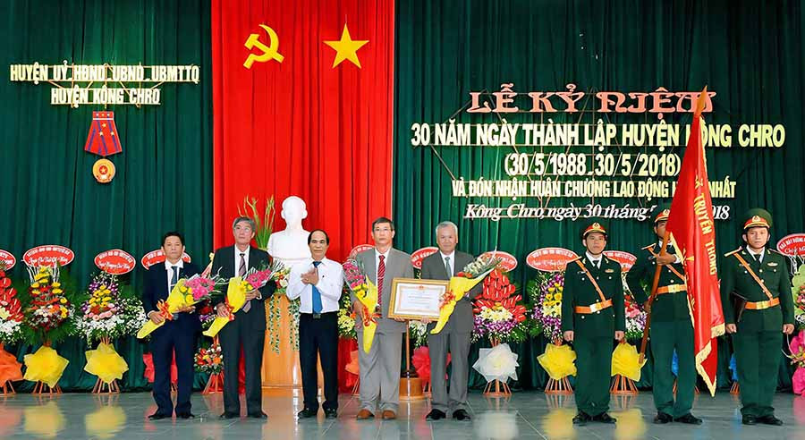 Thừa ủy nhiệm của Chủ tịch nước, Chủ tịch UBND tỉnh Võ Ngọc Thành (thứ 3 từ trái sang) trao Huân chương Lao động hạng nhất cho huyện Kông Chro nhân dịp kỷ niệm 30 năm Ngày thành lập huyện (30/5/1988-30/5/2018). Ảnh: Đ.T Thừa ủy nhiệm của Chủ tịch nước, Chủ tịch UBND tỉnh Võ Ngọc Thành (thứ 3 từ trái sang) trao Huân chương Lao động hạng nhất cho huyện Kông Chro nhân dịp kỷ niệm 30 năm Ngày thành lập huyện (30/5/1988-30/5/2018). Ảnh: Đ.T