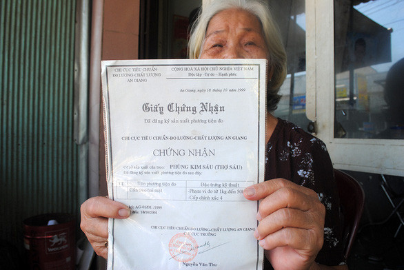 Giấy chứng nhận cấp cho cơ sở cân Sáu - Ảnh: T.NHƠN