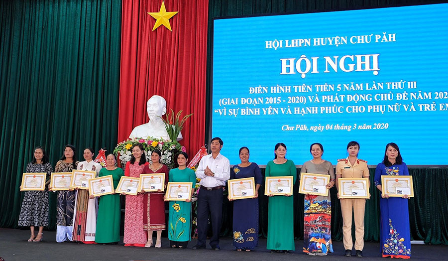 Dịp này, có 24 tập thể và 38 cá nhân được tuyên dương, khen thưởng vì thành tích xuất sắc trong phong trào thi đua yêu nước giai đoạn 2015-2020. Ảnh: Hoàng Ngọc