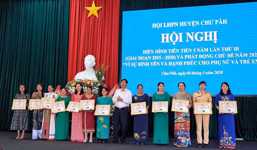 Dịp này, có 24 tập thể và 38 cá nhân được tuyên dương, khen thưởng vì thành tích xuất sắc trong phong trào thi đua yêu nước giai đoạn 2015-2020. Ảnh: Hoàng Ngọc