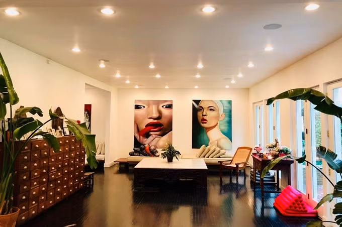 Siêu mẫu Bằng Lăng chia sẻ, cô mất 8 tháng để tìm được căn biệt thự rộng 900m2 giữa khu vườn rợp bóng mát ở Mỹ. Cô tự mình lên ý tưởng và thay đổi gần như hoàn toàn nội thất của căn nhà cho phù hợp với sở thích của mình.