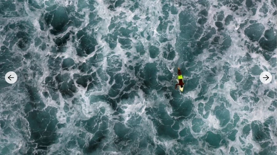 Một người lướt ván ở bãi biển Praia de Cruz tại Sal Rei, thuộc bờ biển phía tây bắc của Boa Vista, Cape Verde (Châu Phi). Ảnh: AFP/Getty.