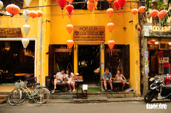 Khách ngồi trong một nhà hàng ở phố cổ và không có ai trong số này bịt khẩu trang dù đã có quy định - Ảnh: B.D.