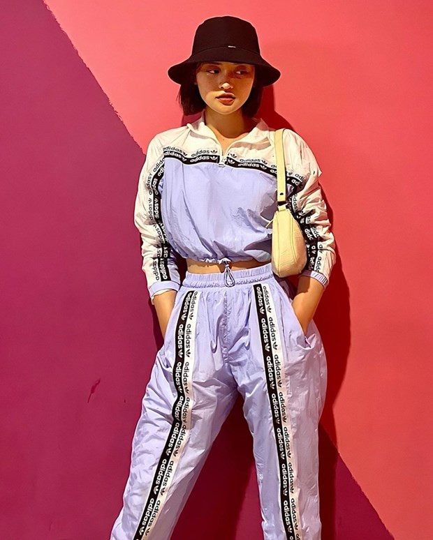 Bộ đồ thể thao của adidas được Thùy Anh kết hợp phá cách với túi quai ngắn và mũ bucket, tôn vẻ năng động, phóng khoáng.